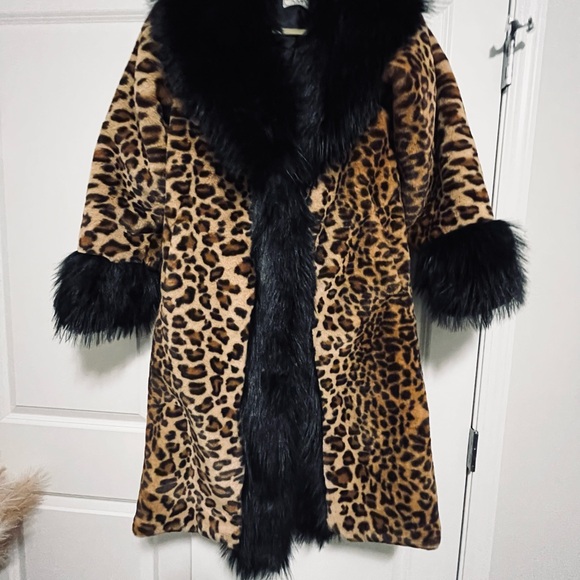 SOLD Leopard faux fur coat - Picture 2 of 3